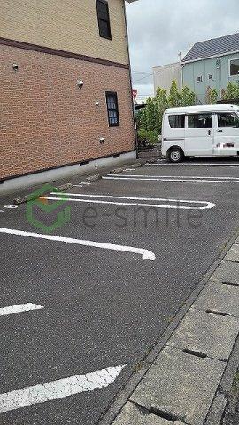 【駐車場】 | シャルマンヒロ壱番館 | 駐車場があるので、車を買う予定の方も安心です