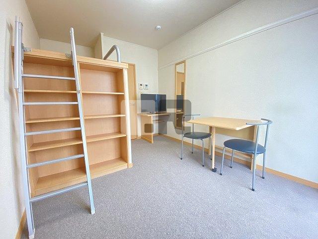 【居間・リビング】 | レオパレス銀河 | お部屋によって絨毯の色が異なります
