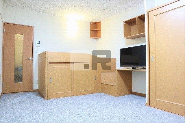 【居間・リビング】 | レオパレスみなみ | お部屋によって絨毯の種類・家電のメーカー等が異なります