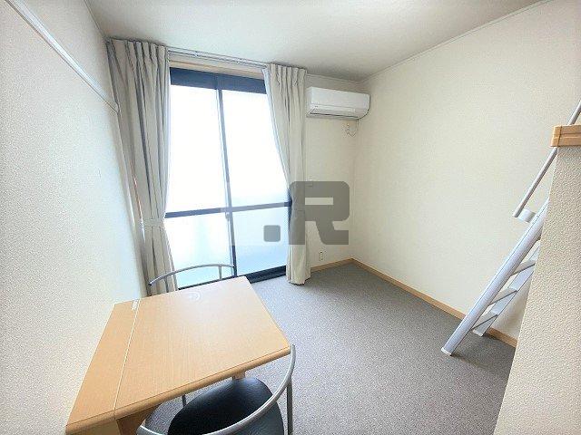【その他】 | レオパレスさくら坂 | お部屋によって絨毯の色が異なります